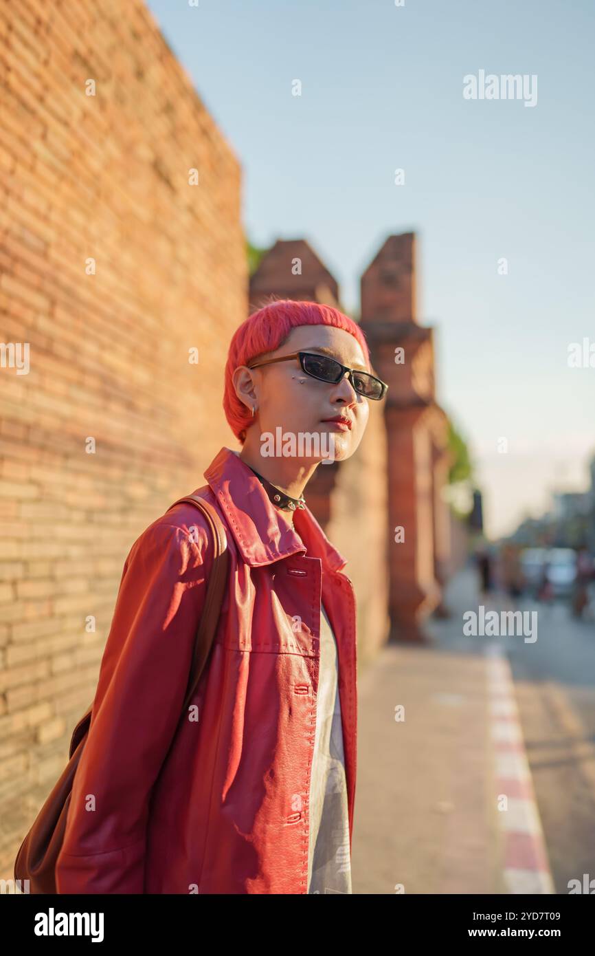 Gen z fille mode en cuir avec punk asiatique femme touriste de la ville locale Asie du Sud-est voyage tendance coiffure rose jeune femme Banque D'Images