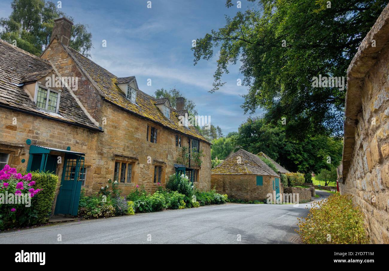 De charmantes maisons bordent les rues tranquilles du village de Snowshill dans les pittoresques Cotswolds, présentant l'architecture anglaise classique en Angleterre, au Royaume-Uni Banque D'Images