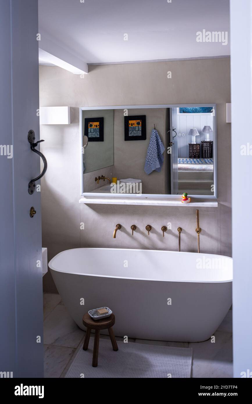 Bain autoportant avec armoire murale dans une maison historique sur l'île de Tinos en Grèce Banque D'Images