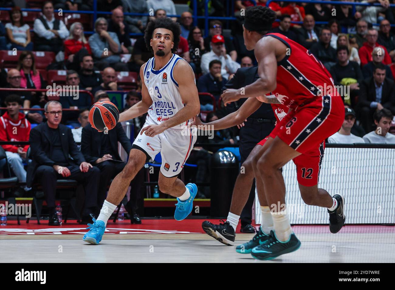 Milan, Italie. 24 octobre 2024. Jordan Nwora #3 de Anadolu Efes Istanbul vu en action lors du match Round 5 de la saison régulière de Turkish Airlines EuroLeague 2024/25 entre EA7 Emporio Armani Milan et Anadolu Efes Istanbul au Forum Unipol. Score final ; Milano 84:96 Anadolu Efes. (Photo de Fabrizio Carabelli/SOPA images/Sipa USA) crédit : Sipa USA/Alamy Live News Banque D'Images