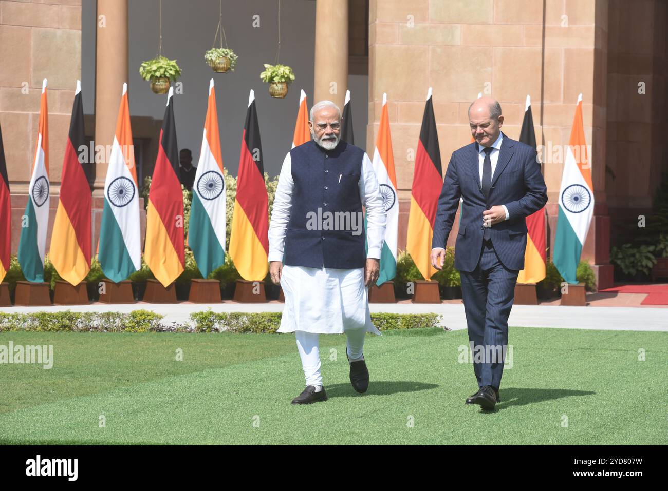 New Delhi, Inde. 25 octobre 2024. Le premier ministre indien Narendra Modi avec le chancelier allemand Olaf Sholz à Hyderabad House. Les deux dirigeants auraient discuté de la collaboration dans l'Indo-Pacifique et de l'amélioration de la sécurité et du commerce entre les deux pays. (Photo de Sondeep Shankar/Pacific Press) crédit : Pacific Press Media production Corp./Alamy Live News Banque D'Images