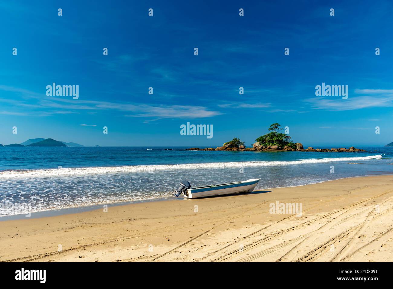 Hors-bord sur le sable de la plage de Castelhanos Banque D'Images