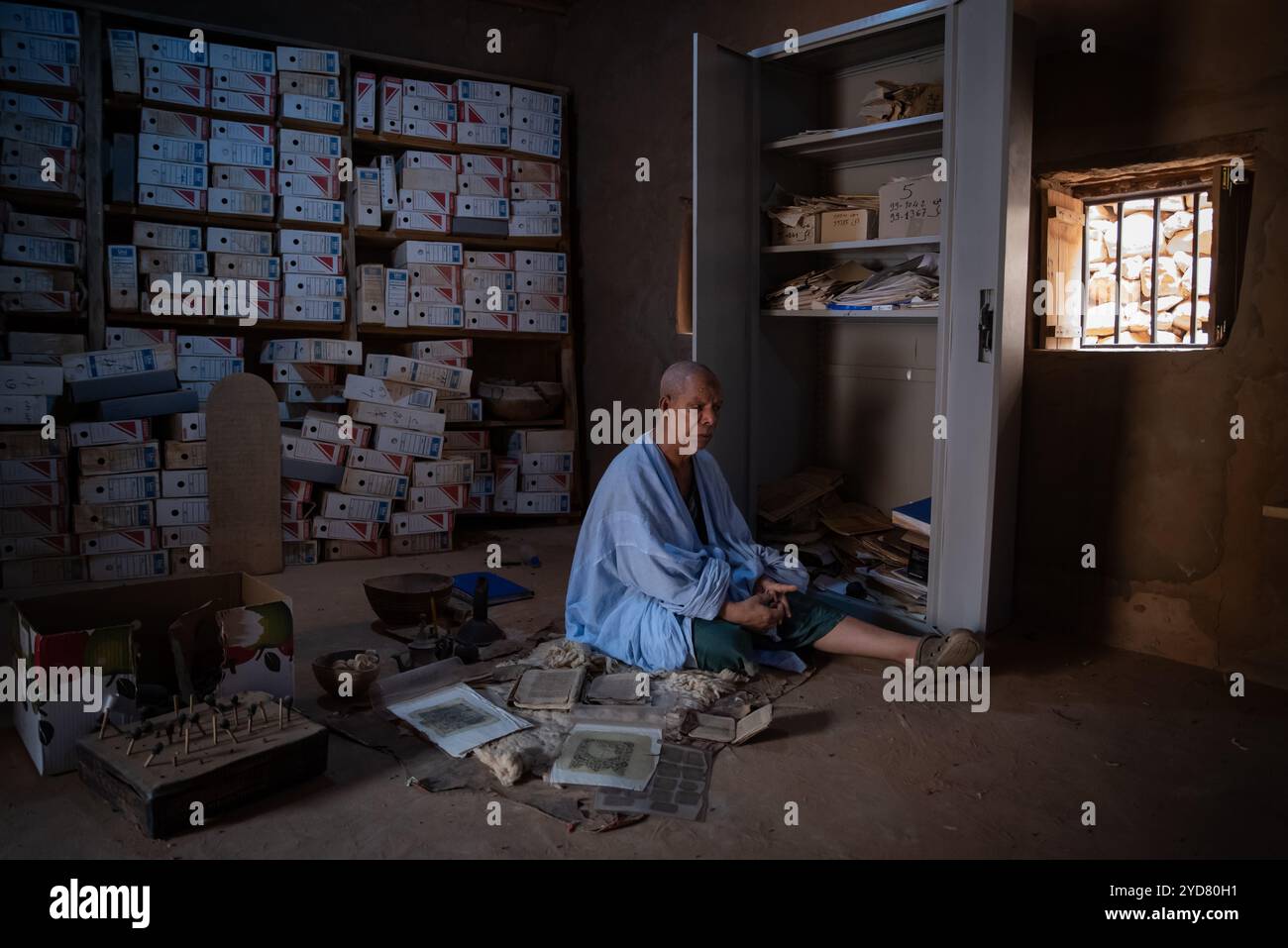 Nicolas Remene/le Pictorium - Mauritanie : les manuscrits Chinguetti, un patrimoine inestimable en danger. - 09/07/2024 - Mauritanie/Adrar/Chinguetti - Seif al-Islam al-Ahmed Mahmoud détient environ 700 des quelque 6 000 manuscrits de la bibliothèque de la famille Chinguetti. Cet ancien poste de traite en Mauritanie, au cœur du désert, est classé au patrimoine mondial de l’UNESCO. Ce patrimoine extrêmement fragile est menacé depuis plusieurs années par l’avancée du désert, qui engloutit un peu plus chaque jour la ville antique, et est également affecté par l’impact du clim Banque D'Images