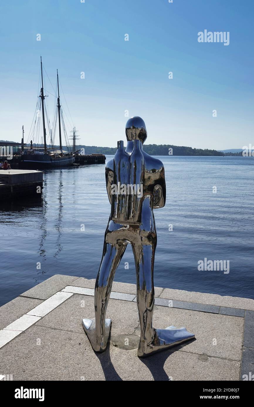 Oslo, Norvège septembre 2024 statue de plongeur sous-marin, RŒdhusbrygge, Dykkaren, Harbourside, Oslo Banque D'Images