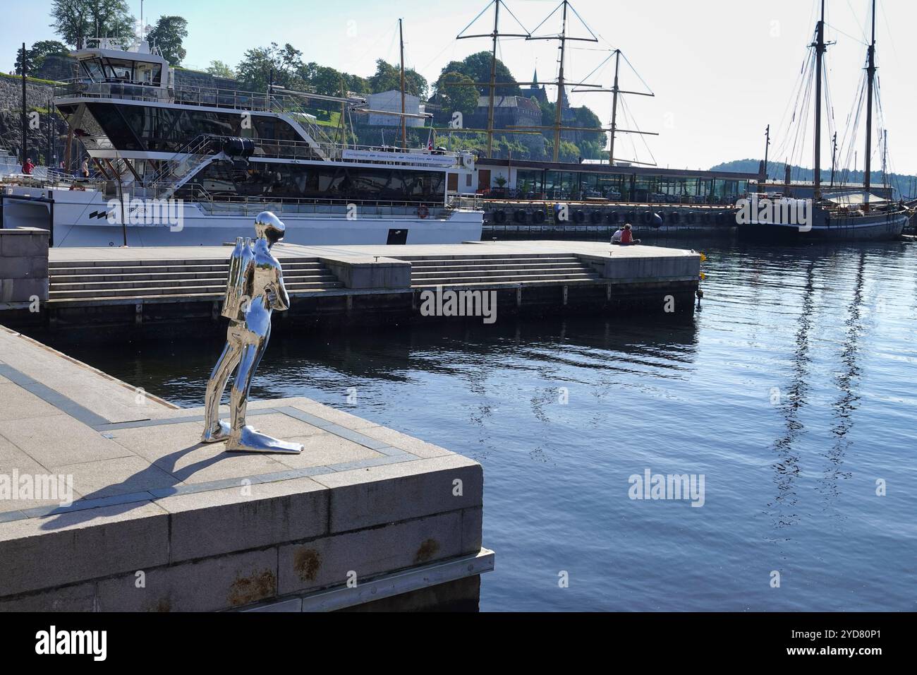 Oslo, Norvège septembre 2024 statue de plongeur sous-marin, RŒdhusbrygge, Dykkaren, Harbourside, Oslo Banque D'Images