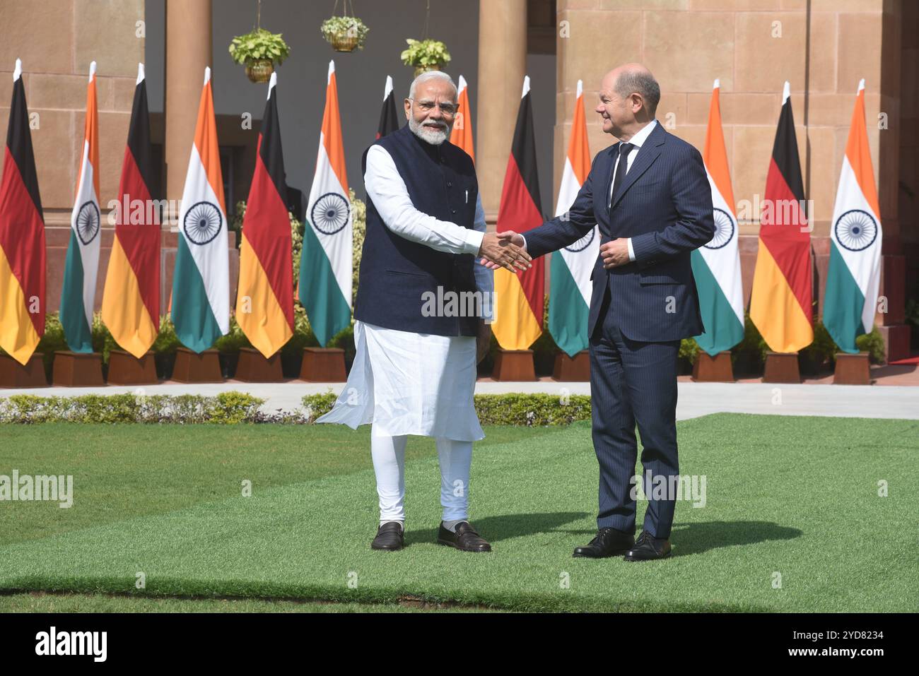 New Delhi, Inde. 25 octobre 2024. Le premier ministre indien Narendra Modi et le chancelier allemand Olaf Sholz se serrent la main lors d'une séance photo à Hyderabad House. Les deux dirigeants auraient discuté de la collaboration dans l'Indo-Pacifique et de l'amélioration de la sécurité et du commerce entre les deux pays. (Crédit image : © Sondeep Shankar/Pacific Press via ZUMA Press Wire) USAGE ÉDITORIAL SEULEMENT! Non destiné à UN USAGE commercial ! Banque D'Images