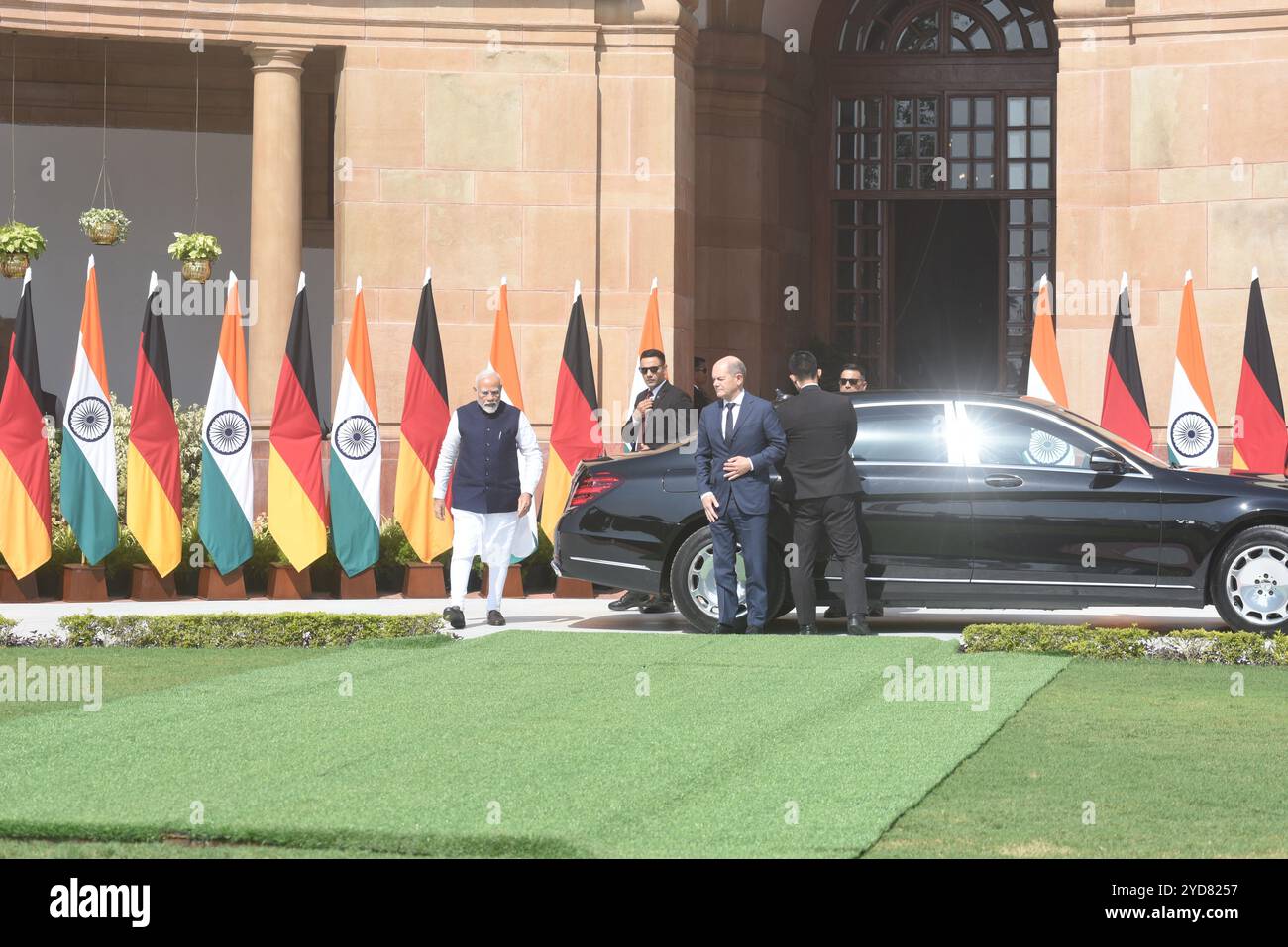 New Delhi, Inde. 25 octobre 2024. Le premier ministre indien Narendra Modi avec le chancelier allemand Olaf Sholz à Hyderabad House. Les deux dirigeants auraient discuté de la collaboration dans l'Indo-Pacifique et de l'amélioration de la sécurité et du commerce entre les deux pays. (Crédit image : © Sondeep Shankar/Pacific Press via ZUMA Press Wire) USAGE ÉDITORIAL SEULEMENT! Non destiné à UN USAGE commercial ! Banque D'Images