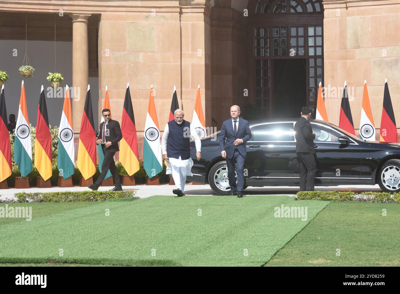 New Delhi, Inde. 25 octobre 2024. Le premier ministre indien Narendra Modi avec le chancelier allemand Olaf Sholz à Hyderabad House. Les deux dirigeants auraient discuté de la collaboration dans l'Indo-Pacifique et de l'amélioration de la sécurité et du commerce entre les deux pays. (Crédit image : © Sondeep Shankar/Pacific Press via ZUMA Press Wire) USAGE ÉDITORIAL SEULEMENT! Non destiné à UN USAGE commercial ! Banque D'Images