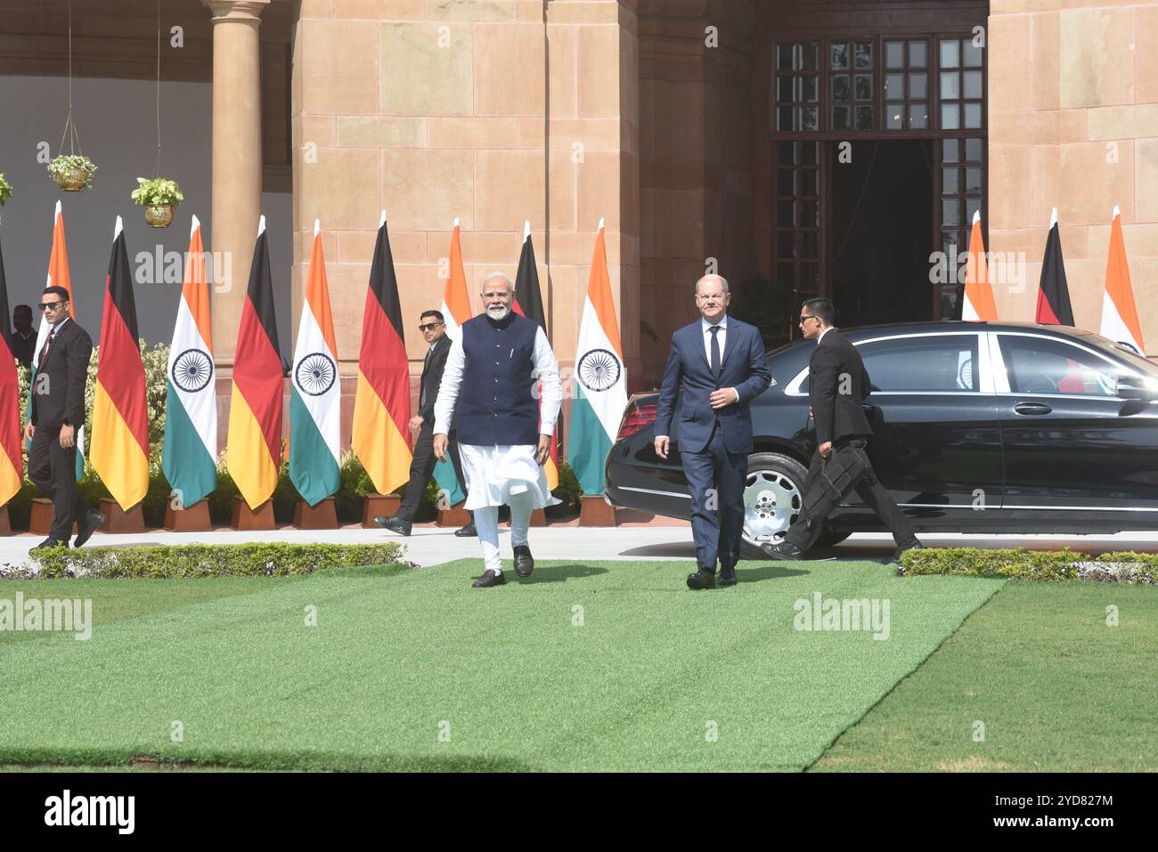 New Delhi, Inde. 25 octobre 2024. Le premier ministre indien Narendra Modi avec le chancelier allemand Olaf Sholz à Hyderabad House. Les deux dirigeants auraient discuté de la collaboration dans l'Indo-Pacifique et de l'amélioration de la sécurité et du commerce entre les deux pays. (Crédit image : © Sondeep Shankar/Pacific Press via ZUMA Press Wire) USAGE ÉDITORIAL SEULEMENT! Non destiné à UN USAGE commercial ! Banque D'Images