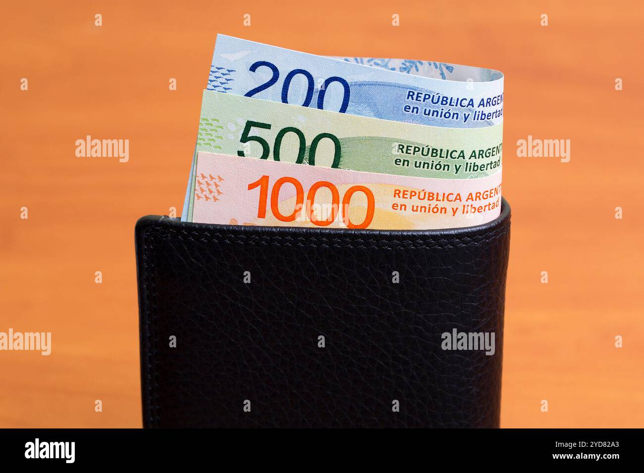 Peso argentin dans le portefeuille noir Banque D'Images
