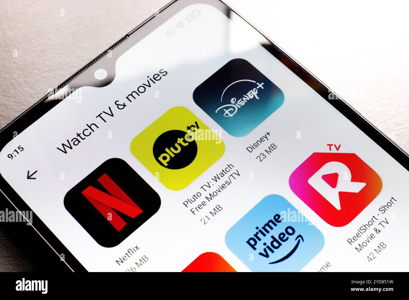 25 octobre 2024, Brésil. Dans cette illustration photo, le logo Netflix, Pluto TV, Disney plus et Prime Video est affiché sur l'écran d'un smartphone. Banque D'Images