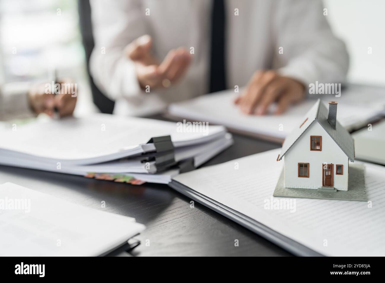 Investissement immobilier assurance immobilière et sécurité. Agent immobilier offre maison Banque D'Images