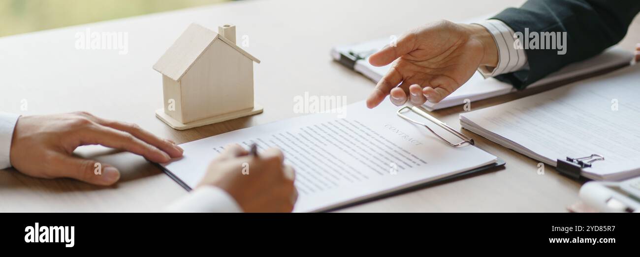 Timbre approuvé avec les gens d'affaires signant le contrat faisant affaire avec le consultant immobilier d'assurance habitation investissement immobilier Banque D'Images