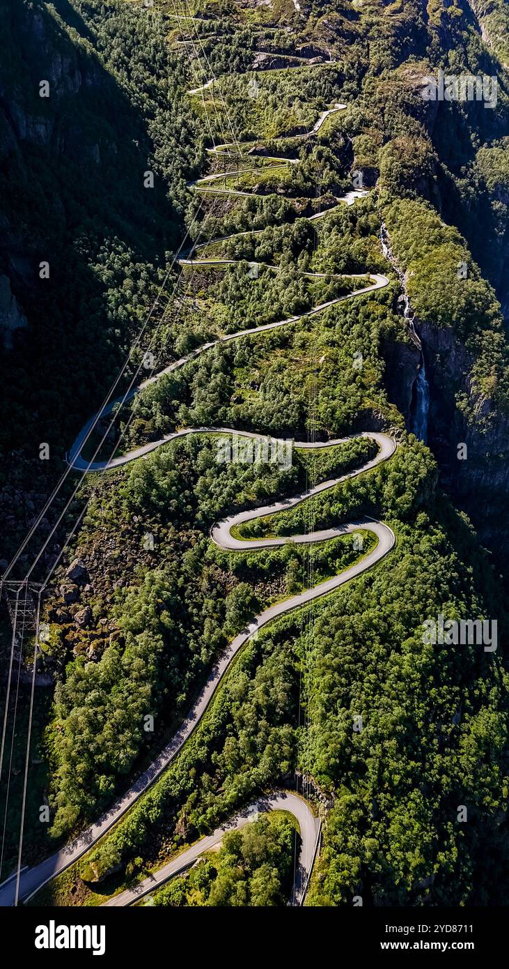 Une vue aérienne d'une route serpentant à travers une forêt verdoyante en Norvège Banque D'Images