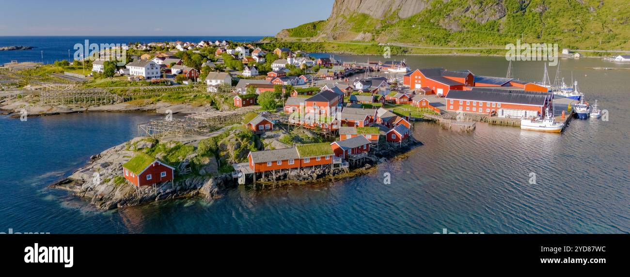 Vue aérienne d'un pittoresque village de pêcheurs en Norvège, Reine, Lofoten, Norvège Banque D'Images