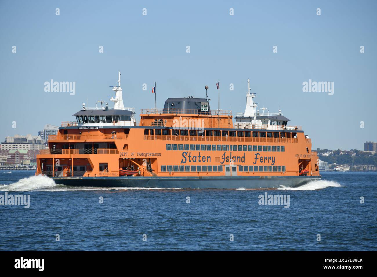 Un ferry Staten Island faisant son chemin du terminal George Staten Island au terminal Whitehall à Manhattan New York City NY USA Banque D'Images