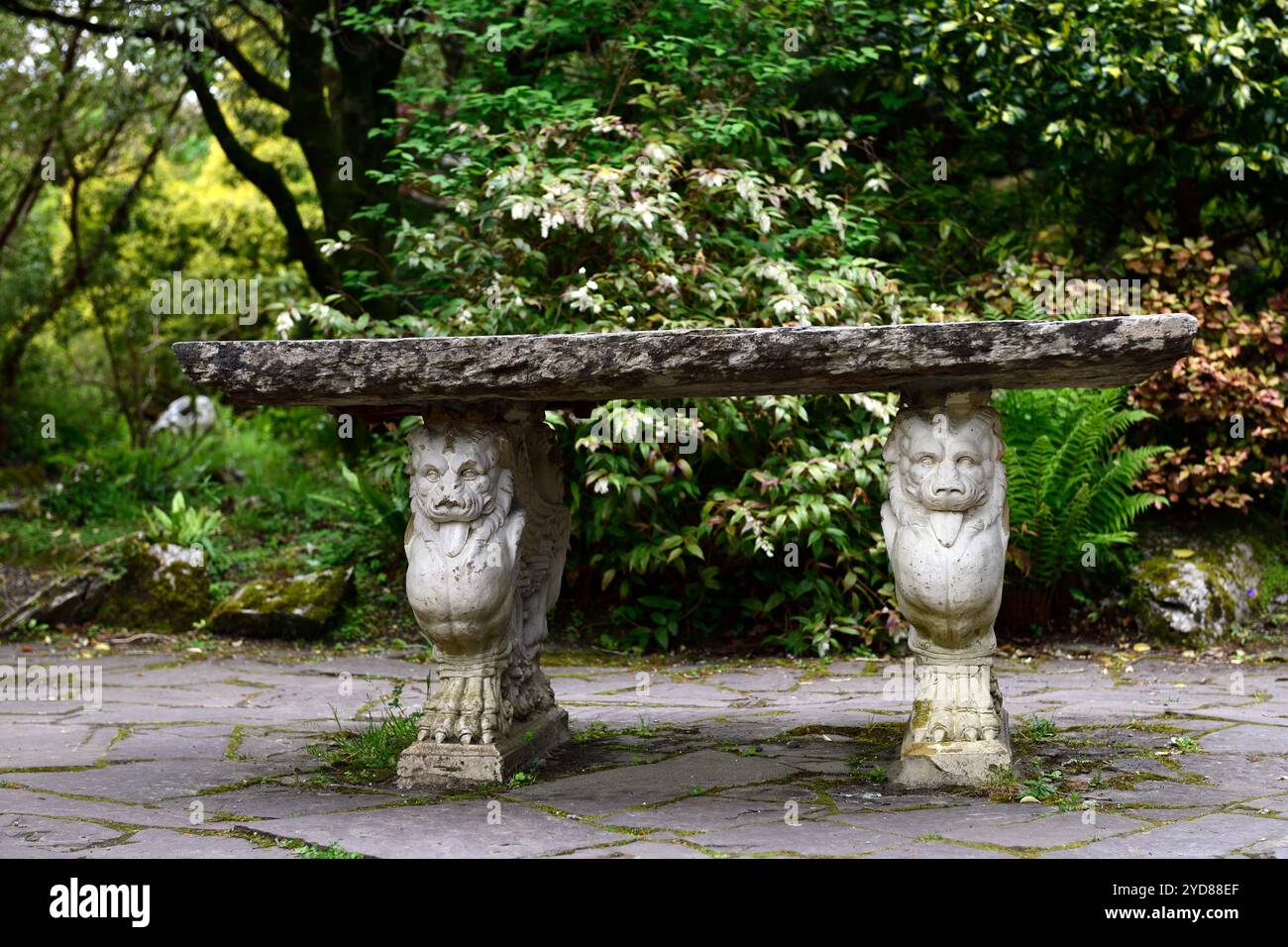 Banc en pierre orné, siège en pierre orné, jambes de lion, jambes sculptées de lion, siège de style victorien, sièges de jardin, RM Floral Banque D'Images