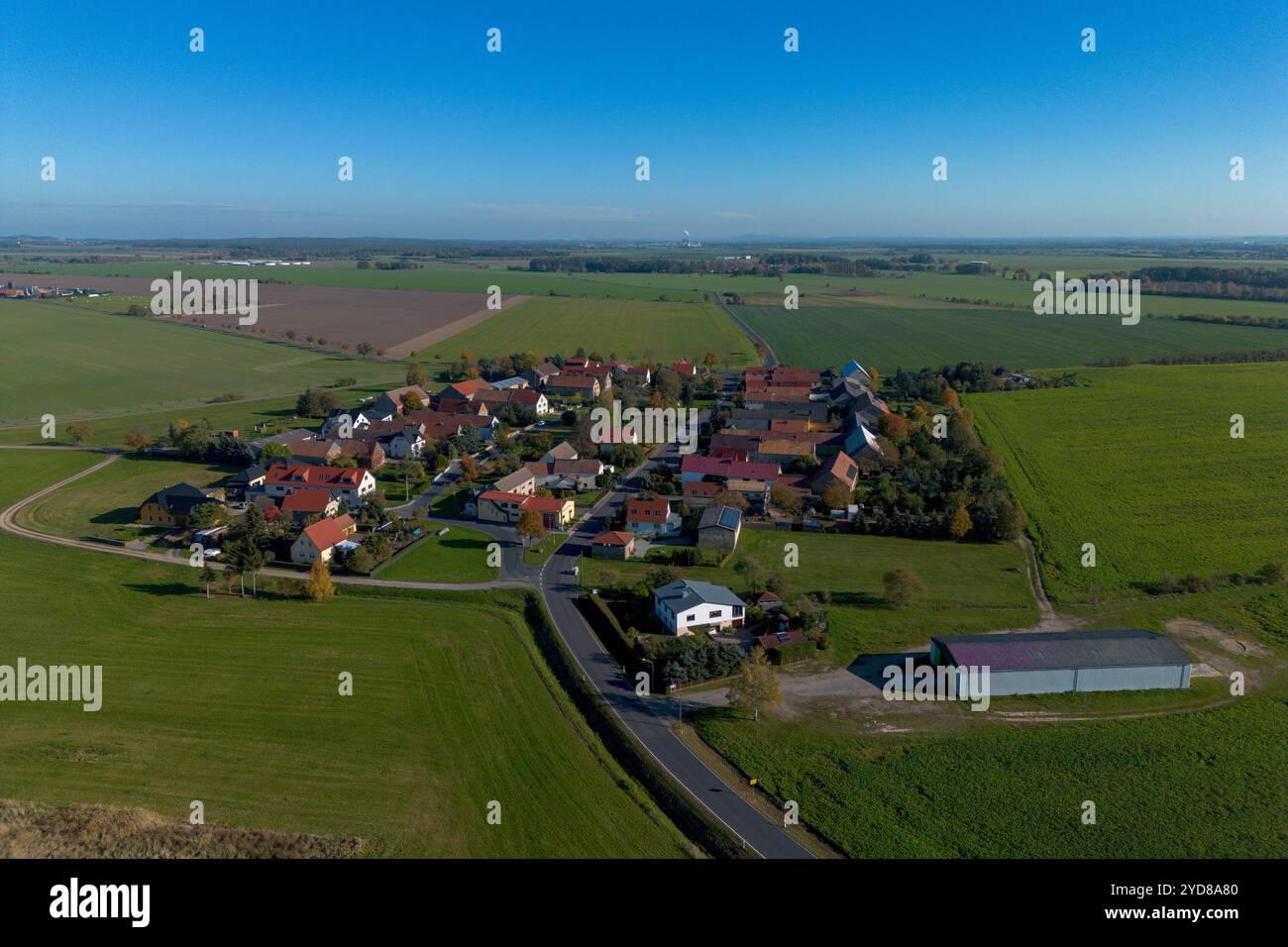 Dorf Skaup Der Ort Skaup BEI Großenhain im Landkreis Meißen Luftaufnahme mit einer Drohne Skaup Sachsen Deutschland *** Village Skaup le village Skaup près de Großenhain dans le quartier de Meißen vue aérienne avec un drone Skaup Saxe Allemagne Daniel Wagner Banque D'Images