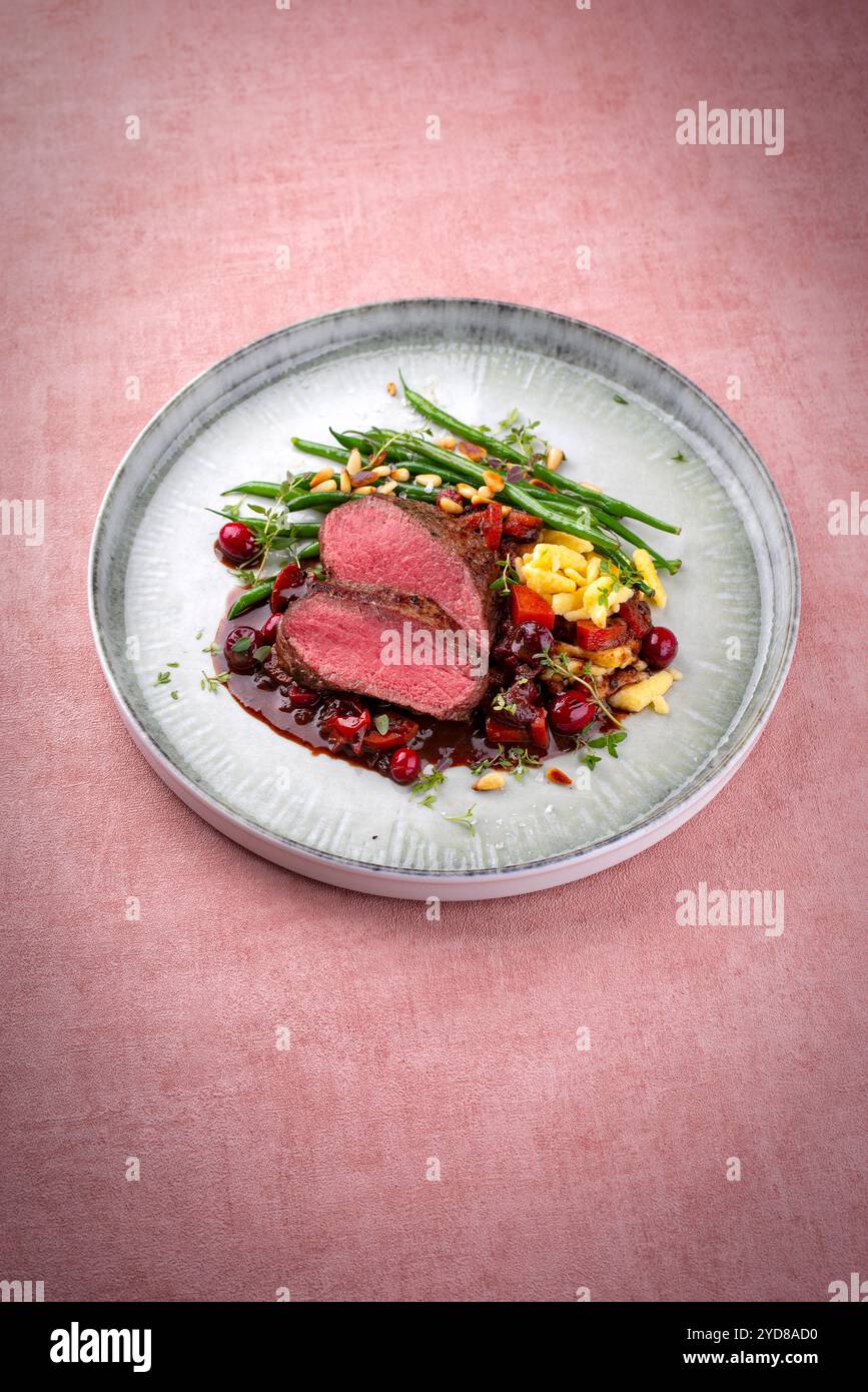Selle traditionnelle de filet de venaison rôti avec spÃ¤tzle Banque D'Images