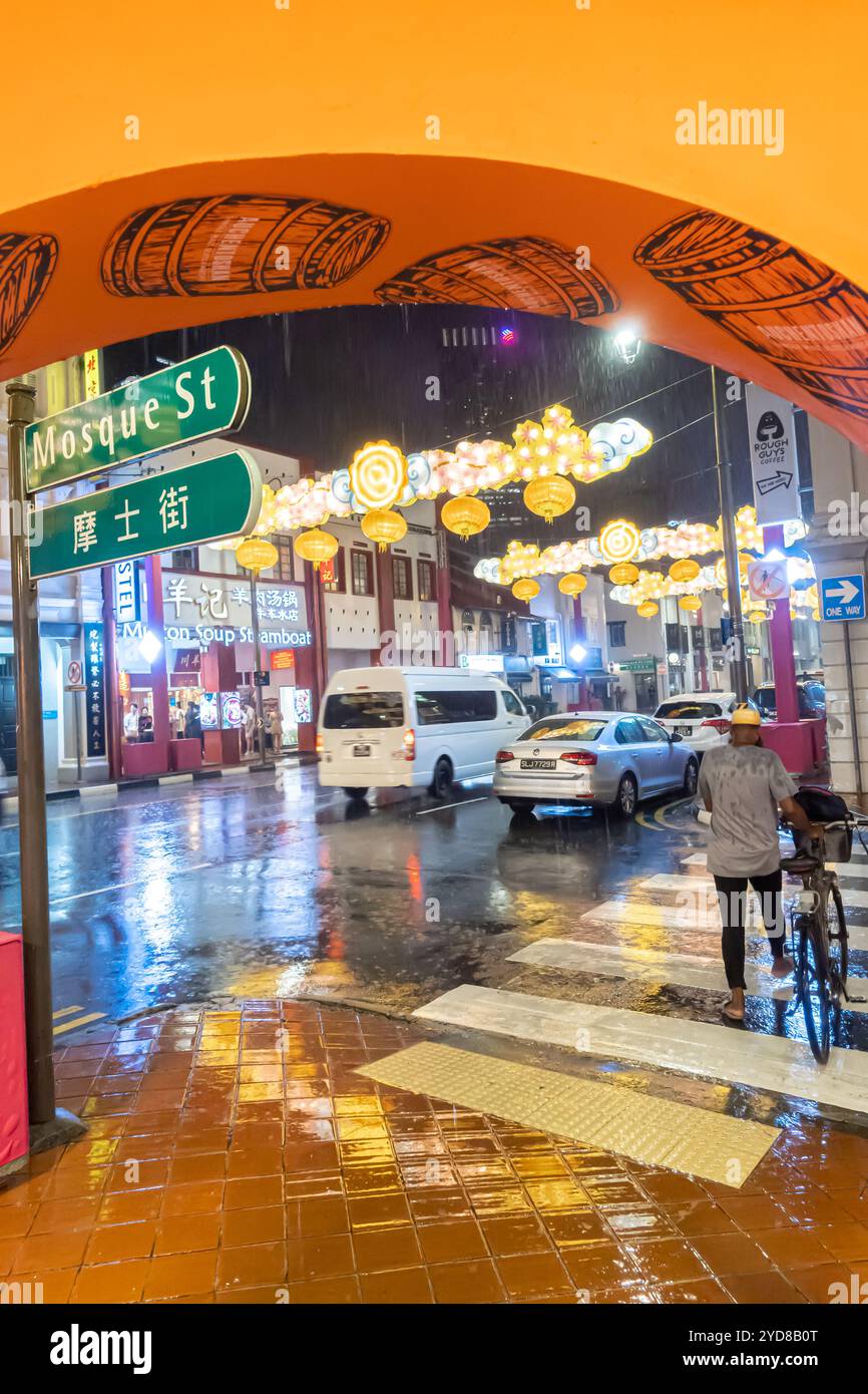 Panneau de rue de la mosquée, Singapour Chinatown, pluie la nuit, les gens traversent la rue Banque D'Images
