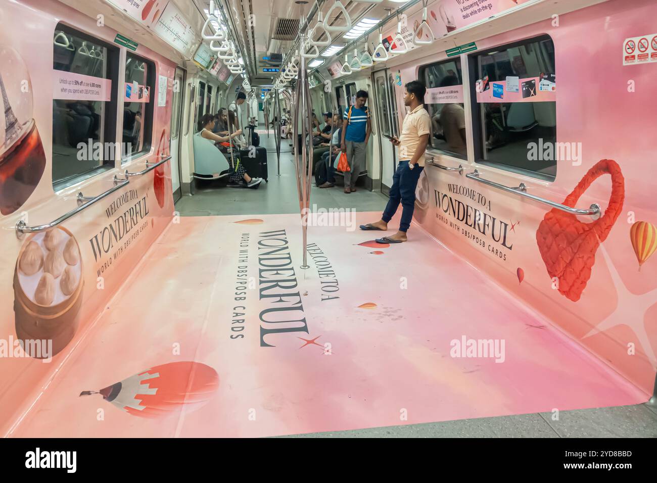 Publicité de cartes de débit bancaire de Singapour dans une voiture d'un métro - 'bienvenue dans le monde merveilleux des cartes DBS/POSB' Banque D'Images