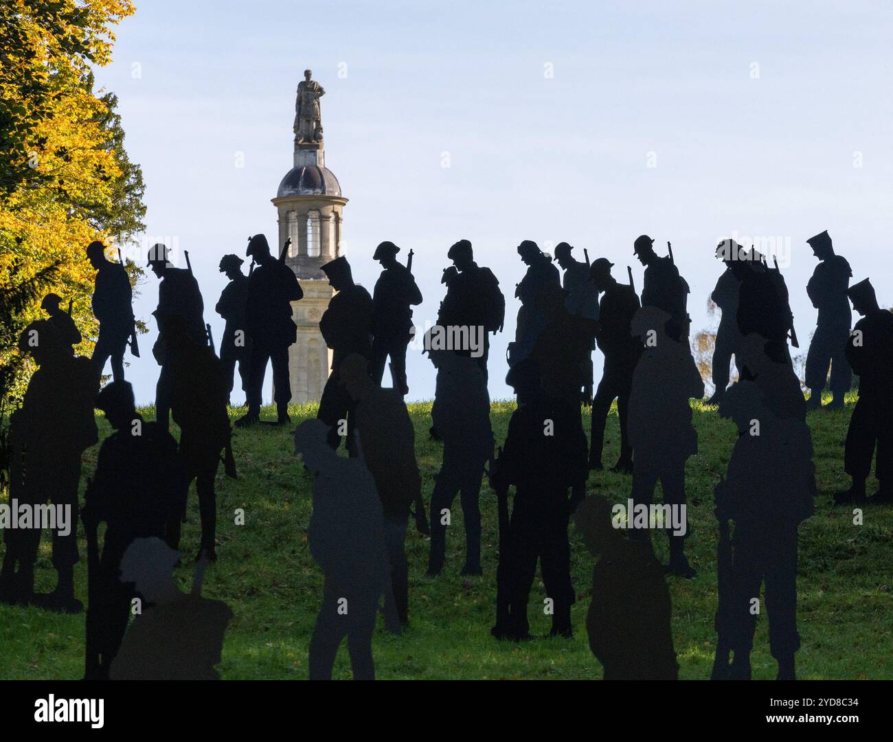 DEBOUT AVEC DES GÉANTS, une installation du jour J 80 au National Trust Stowe Gardens, Buckinghamshire, Angleterre représentant les 1475 victimes britanniques lors du débarquement de Normandie le 06/06/1944. "Pour votre avenir - l'hommage du peuple", exposé du 1er octobre au 11 novembre 2024 Banque D'Images