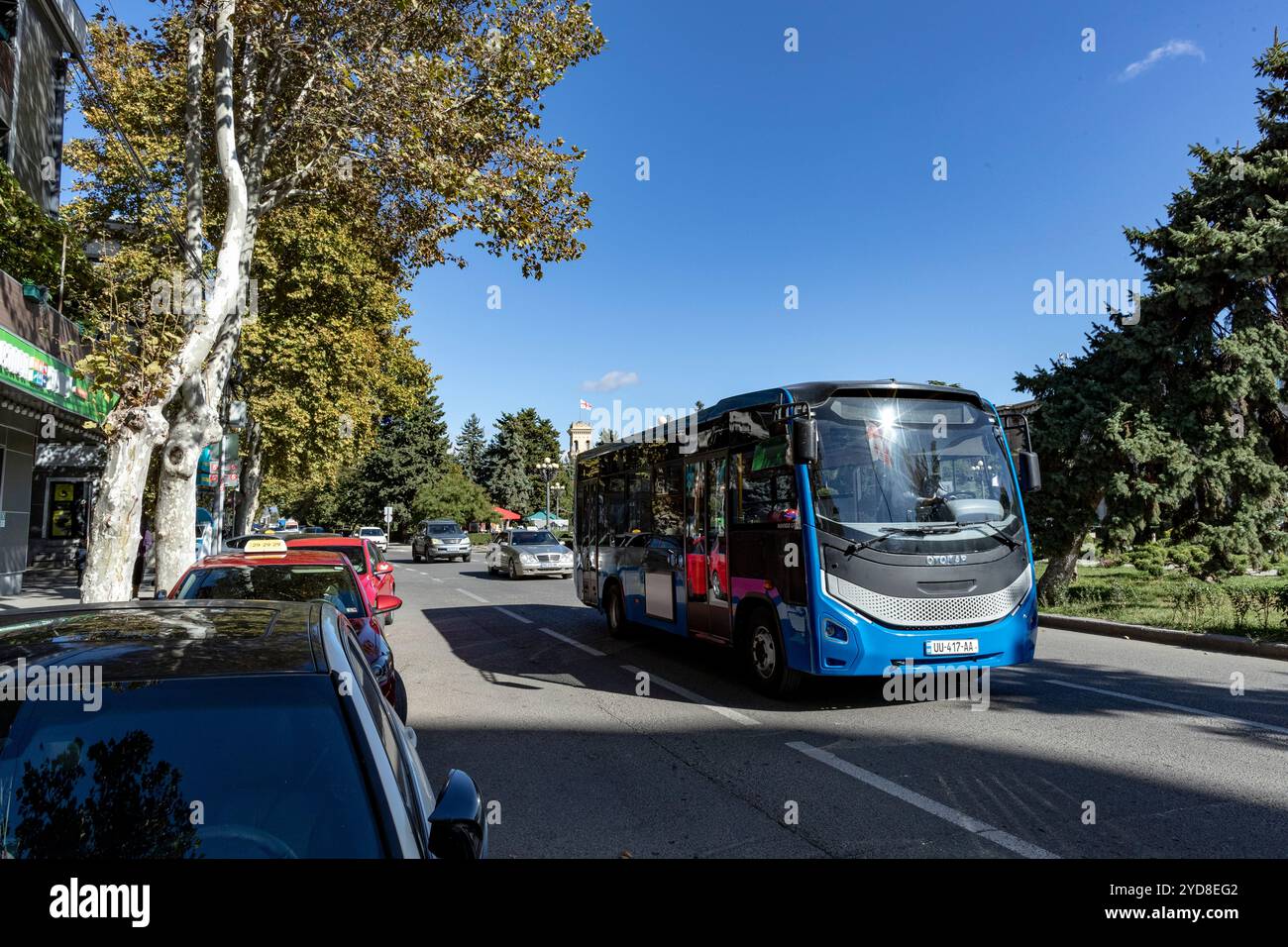 Gori, Géorgie. 23 octobre 2024. Un bus urbain bleu traverse les rues de Gori, Géorgie, le mercredi 23 octobre 2024, comme la circulation se déplace régulièrement par une journée claire et ensoleillée. Le calme contraste avec l'histoire de conflit de la région. (VX photo/ Vudi Xhymshiti) crédit : VX Pictures/Alamy Live News Banque D'Images