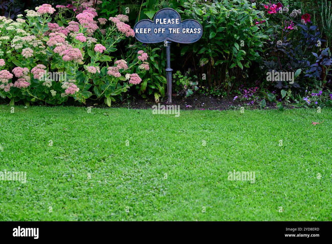 S'il vous plaît garder hors du signe d'herbe, garder hors du signe d'herbe, signe d'avertissement, signe de jardin, pelouse, pelouses, protection de pelouse, garder hors de la pelouse, RM Floral Banque D'Images