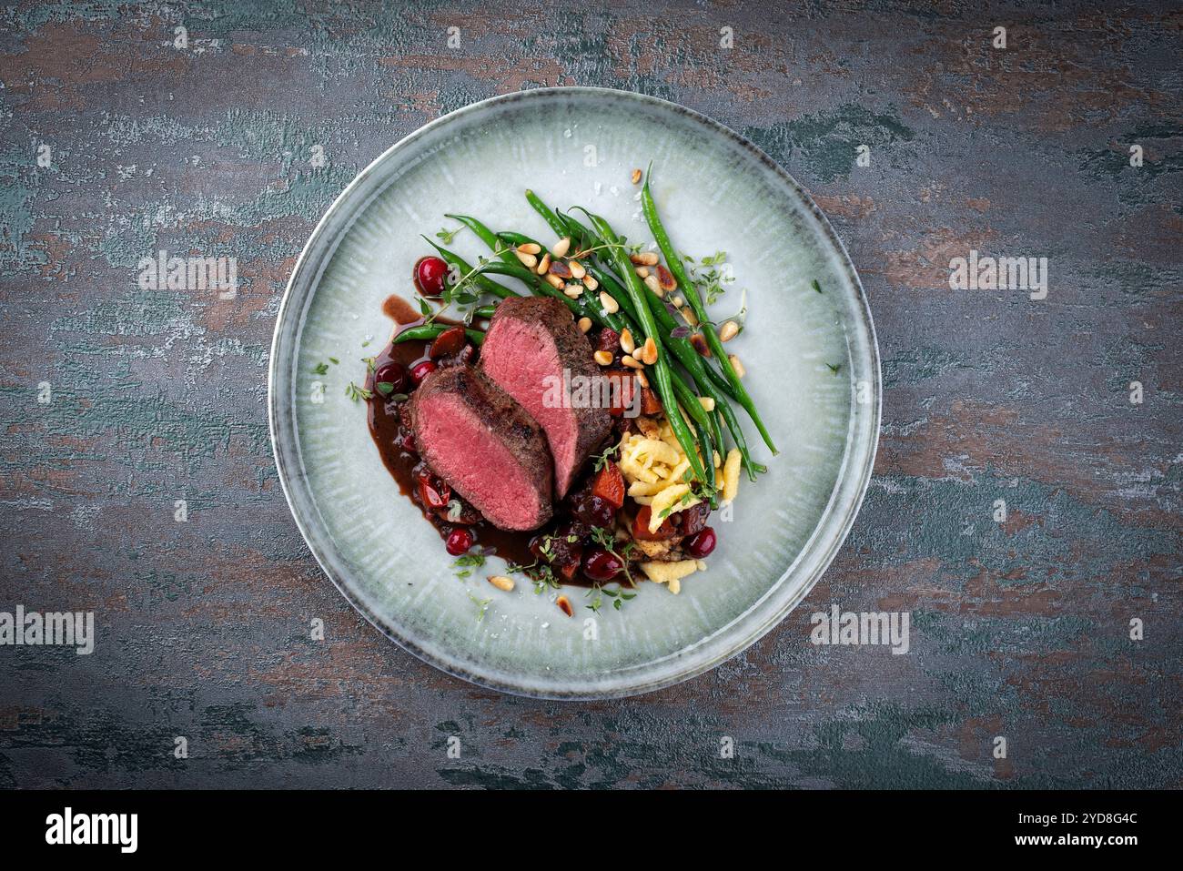 Selle traditionnelle de filet de venaison rôti avec spÃ¤tzle Banque D'Images