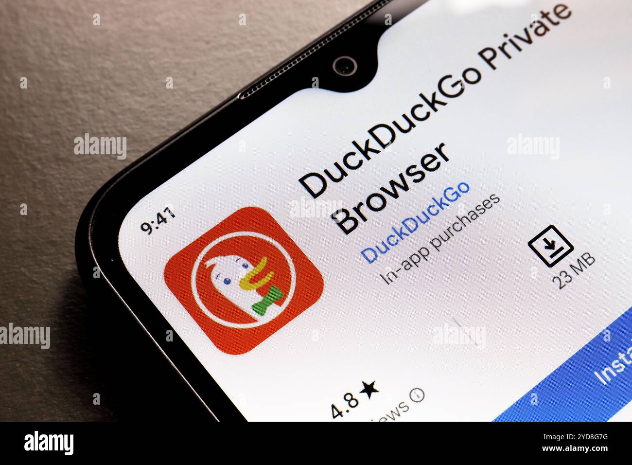 25 octobre 2024, Brésil. Dans cette illustration photo, le logo de l'application DuckDuckGo est affiché sur l'écran d'un smartphone Banque D'Images