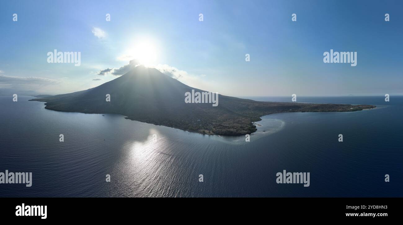 La lumière de l'après-midi illumine le volcan d'Iliape sur l'île pittoresque de Lembata en Indonésie. Ce volcan actif fait partie du cercle de feu. Banque D'Images