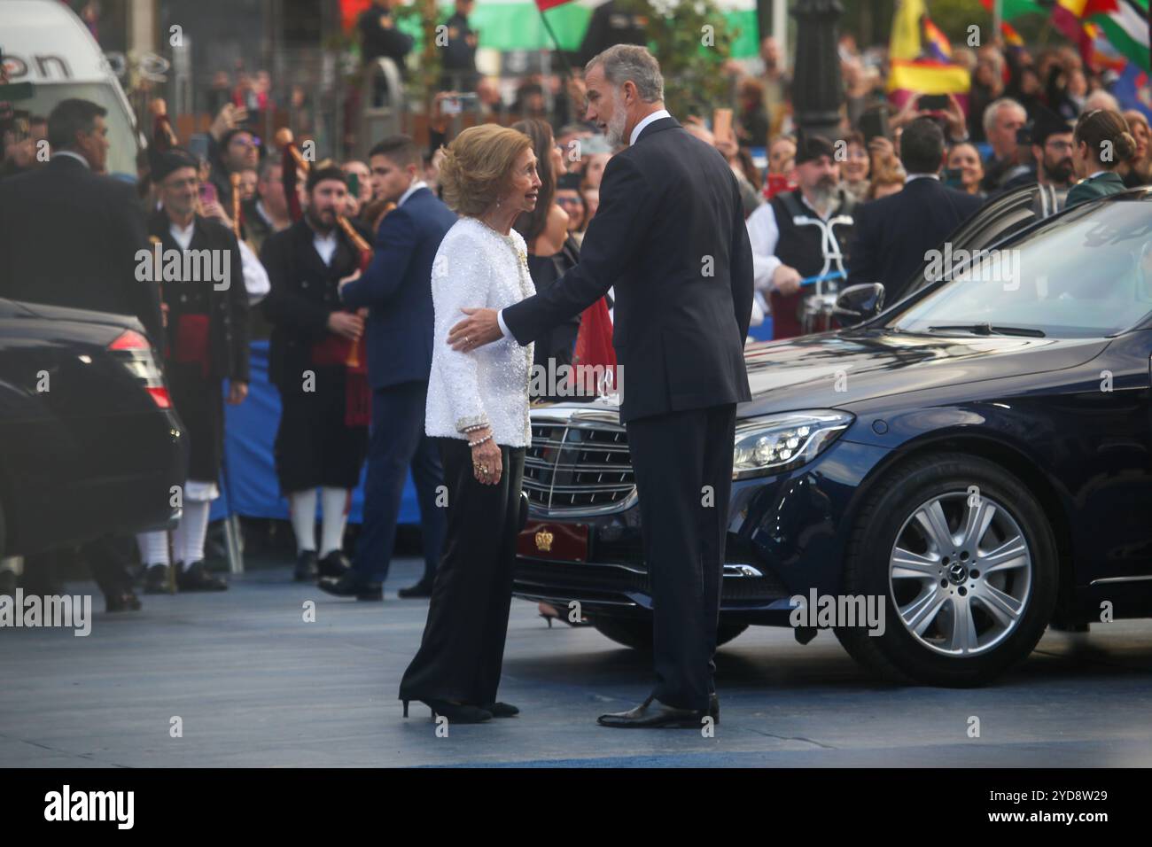 Oviedo, Espagne, 25 octobre 2024 : le Roi Felipe VI d'Espagne (R) s'entretient avec sa mère la Reine émérite Sofia de Grèce (l) lors des Prix Princesse des Asturies 2024, le 25 octobre 2024, au Théâtre Campoamor, à Oviedo, Espagne. Crédit : Alberto Brevers / Alamy Live News. Banque D'Images