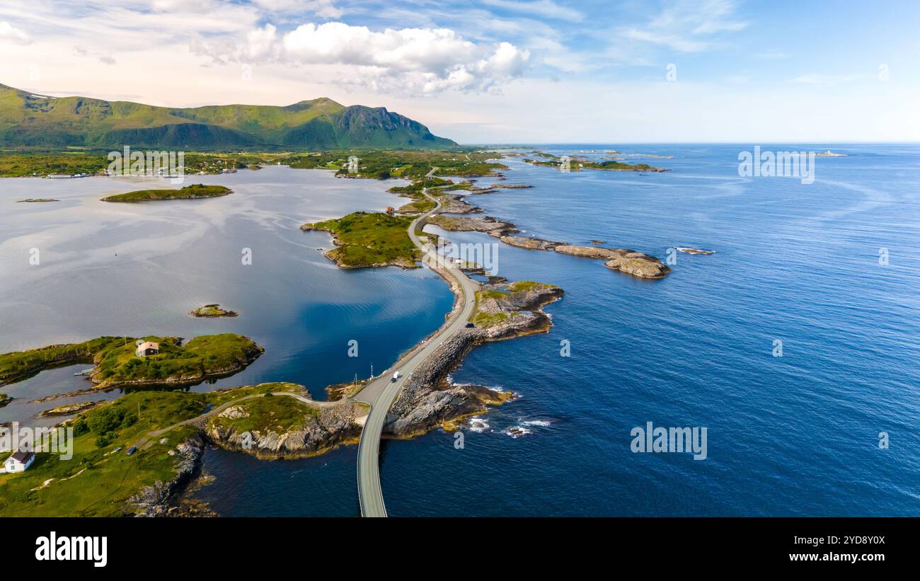 Pont de la route atlantique et littoral norvégien pittoresque Banque D'Images