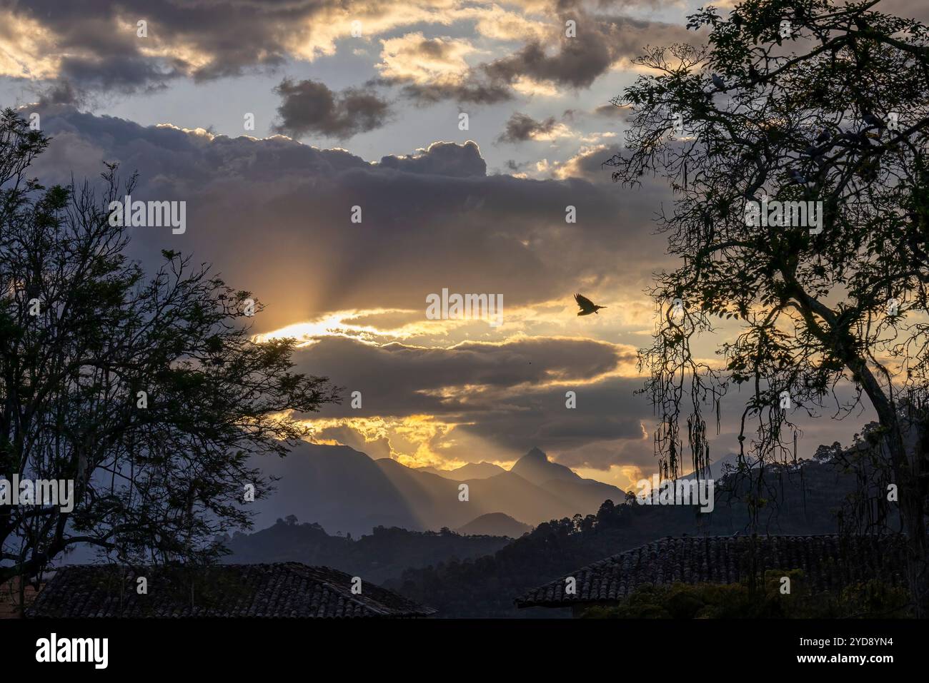 Le soleil se couche dans les collines entourant la charmante ville coloniale de jardin, en Colombie. Banque D'Images