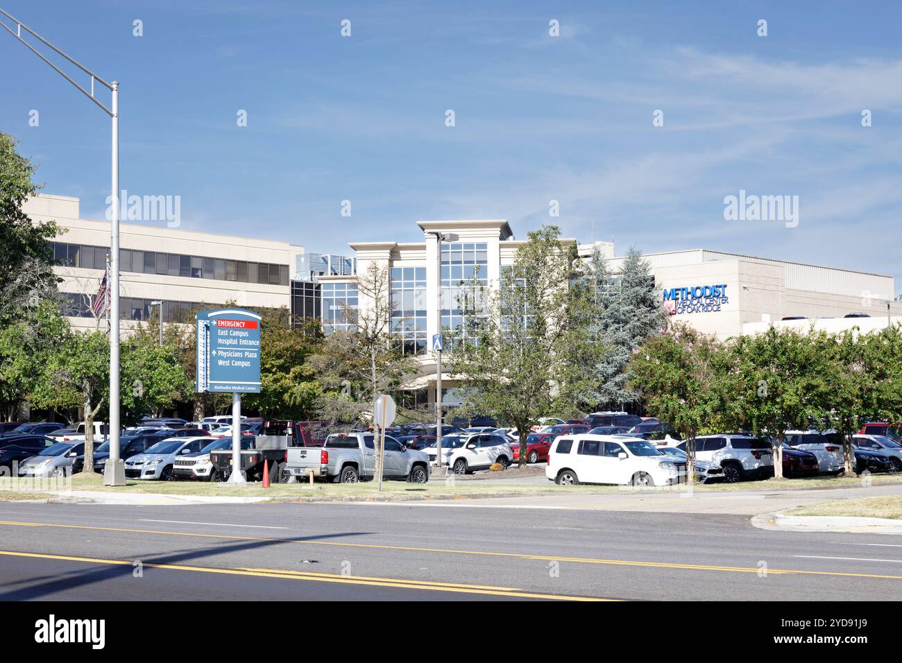 Septembre, 19, 2024, Oak Ridge, TN : vue large du centre médical méthodiste, des bâtiments et du parking. Banque D'Images