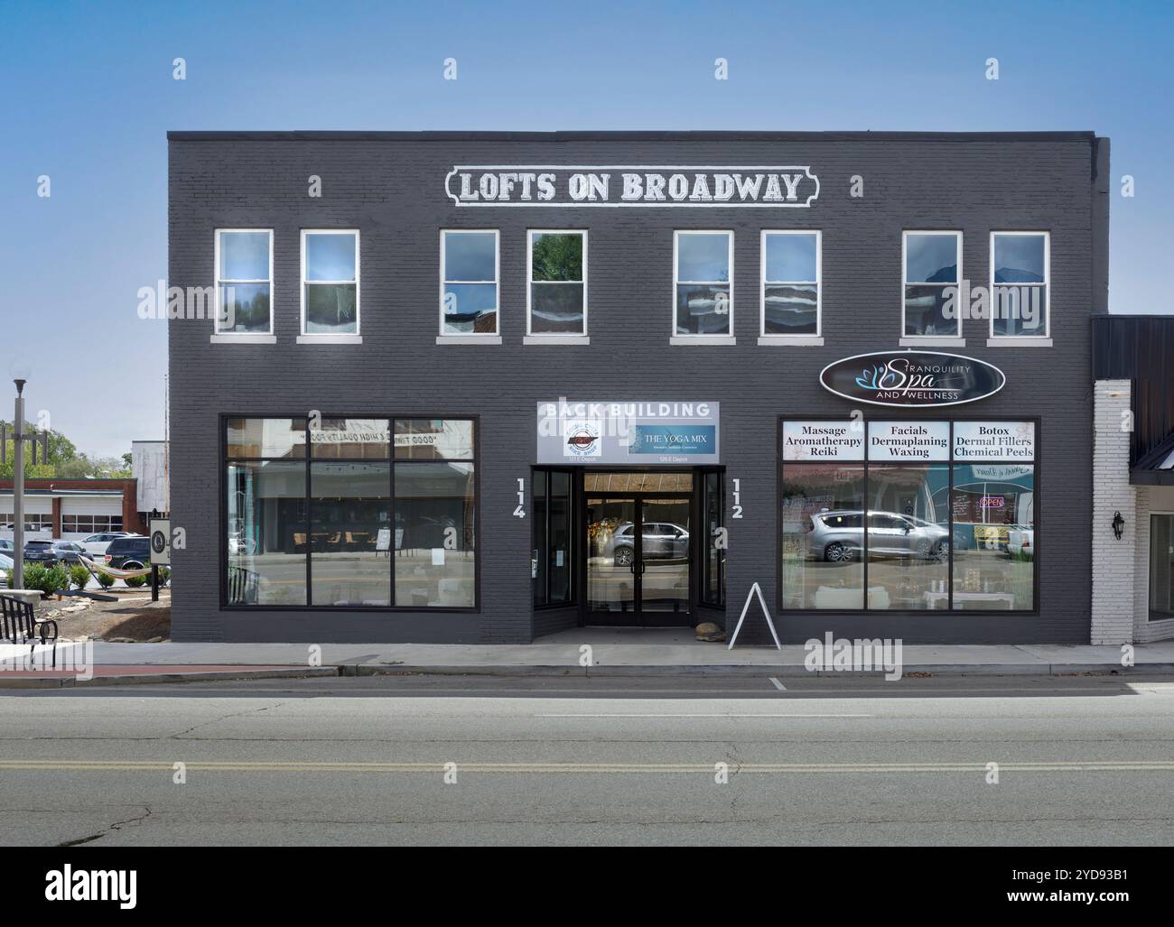Sept., 19, 2024, Lenoir City, TN : vue axiale de face du bâtiment Lofts on Broadway, contenant également Spa Tranquility et Wellnes, le vélo social cycle Banque D'Images
