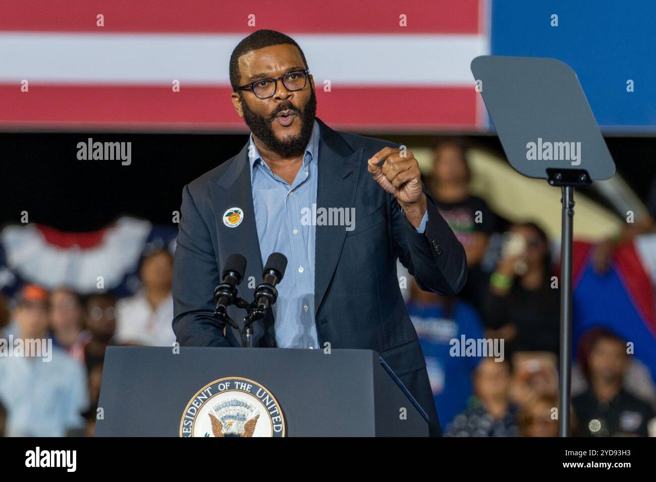 Le magnat des médias, Tyler Perry, assiste à un rassemblement de campagne organisé par le vice-président Harris avec l'ancien président Barack Obama à Atlanta le jeudi 24. Harris était rejoint Banque D'Images