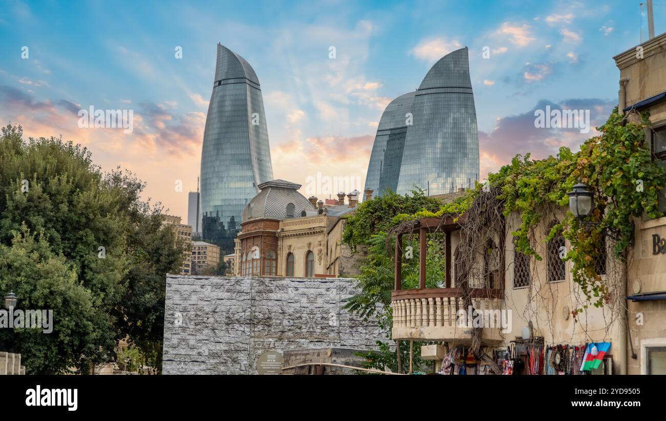 Bakou, Azerbaïdjan - 14 octobre 2024 : les tours flammes de Bakou se dressent face à l'Icherisheher historique, mêlant architecture moderne et charme de Bakou' Banque D'Images