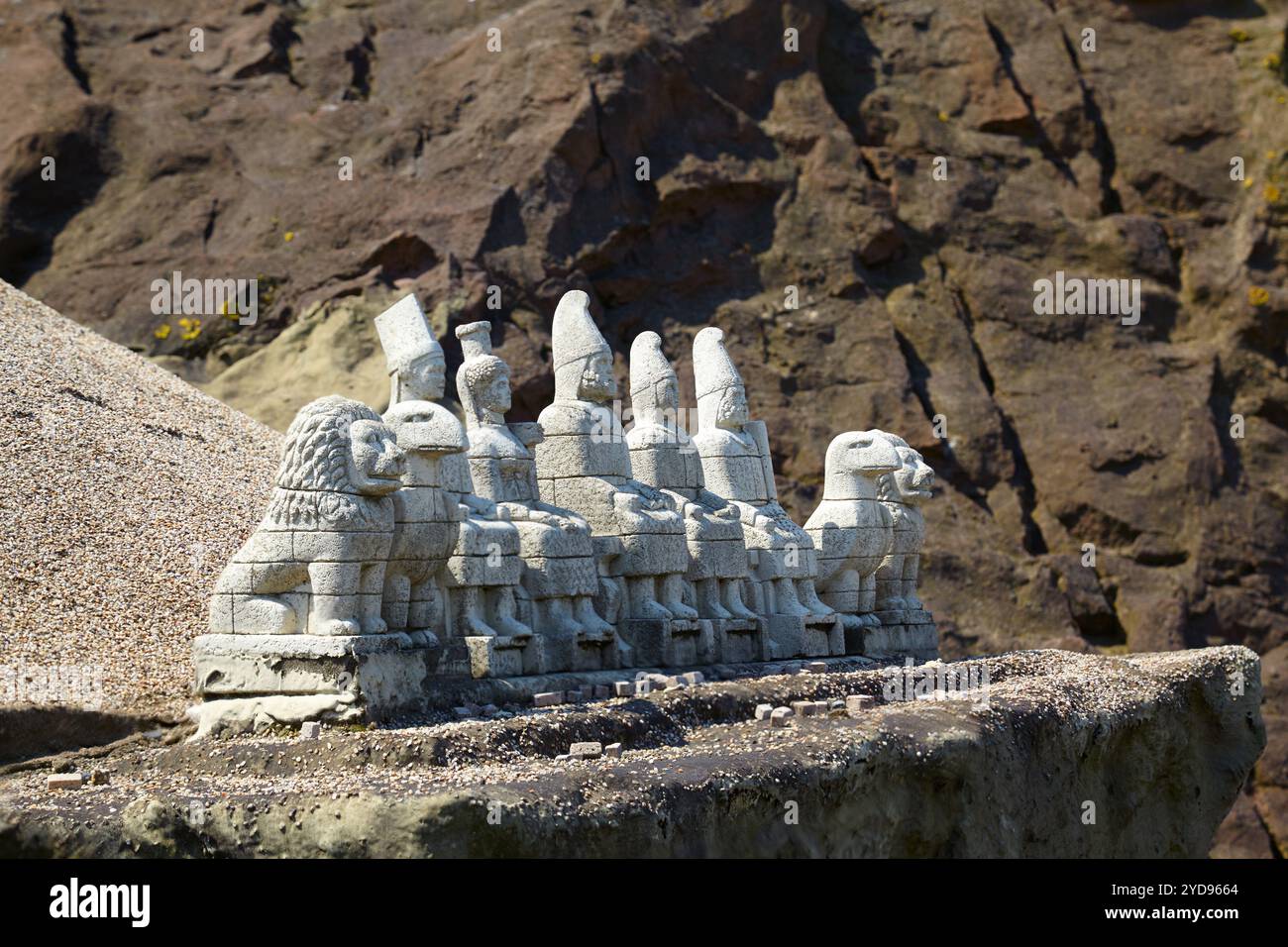 ISTANBUL, TURQUIE - 10 juillet, 2014 : Miniaturk park à Istanbul, Turquie. Reconstruction de la tombe-sanctuaire avec les énormes statues des dieux sur le mont Banque D'Images