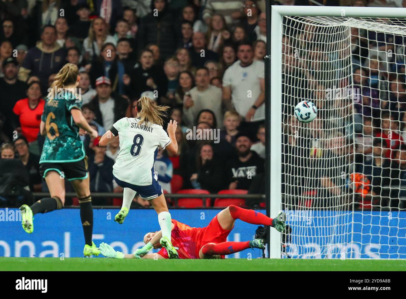 Georgia Stanway de l'Angleterre marque un but pour le faire 2-3 lors du match amical international Angleterre femmes vs Allemagne femmes au stade de Wembley, Londres, Royaume-Uni, le 25 octobre 2024 (photo par Izzy Poles/News images) Banque D'Images