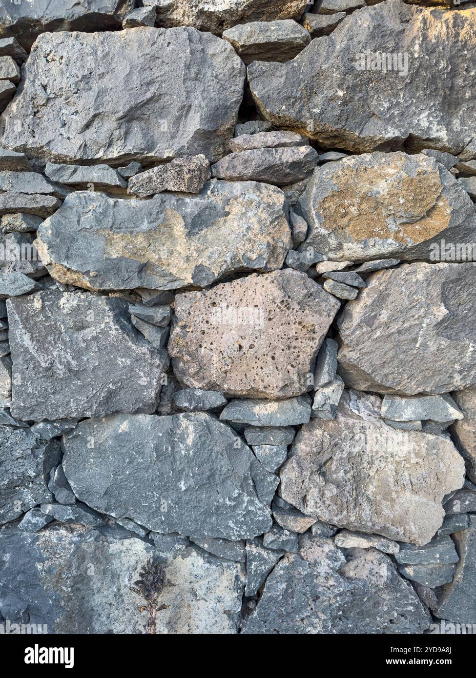 Roches volcaniques pliées dans un mur de pierre. Cloct up. Banque D'Images