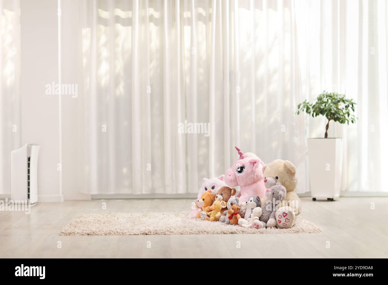 Peluche des jouets d'animaux sur un capet dans une chambre Banque D'Images