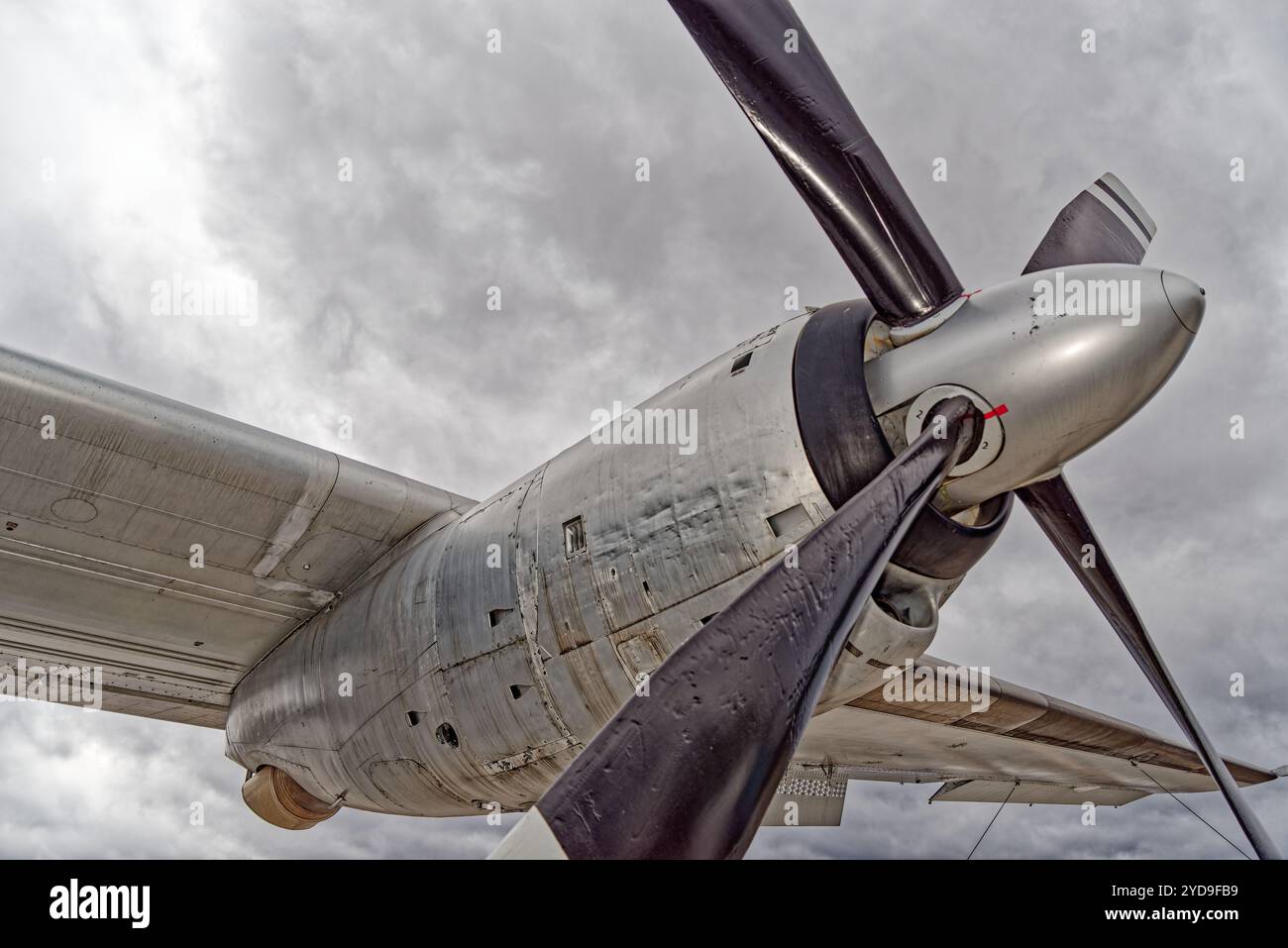 Vue latérale détaillée de la pale d'hélice d'avion contre le ciel nuageux spectaculaire, mettant en valeur l'ingénierie aéronautique. Transall C-160 Banque D'Images
