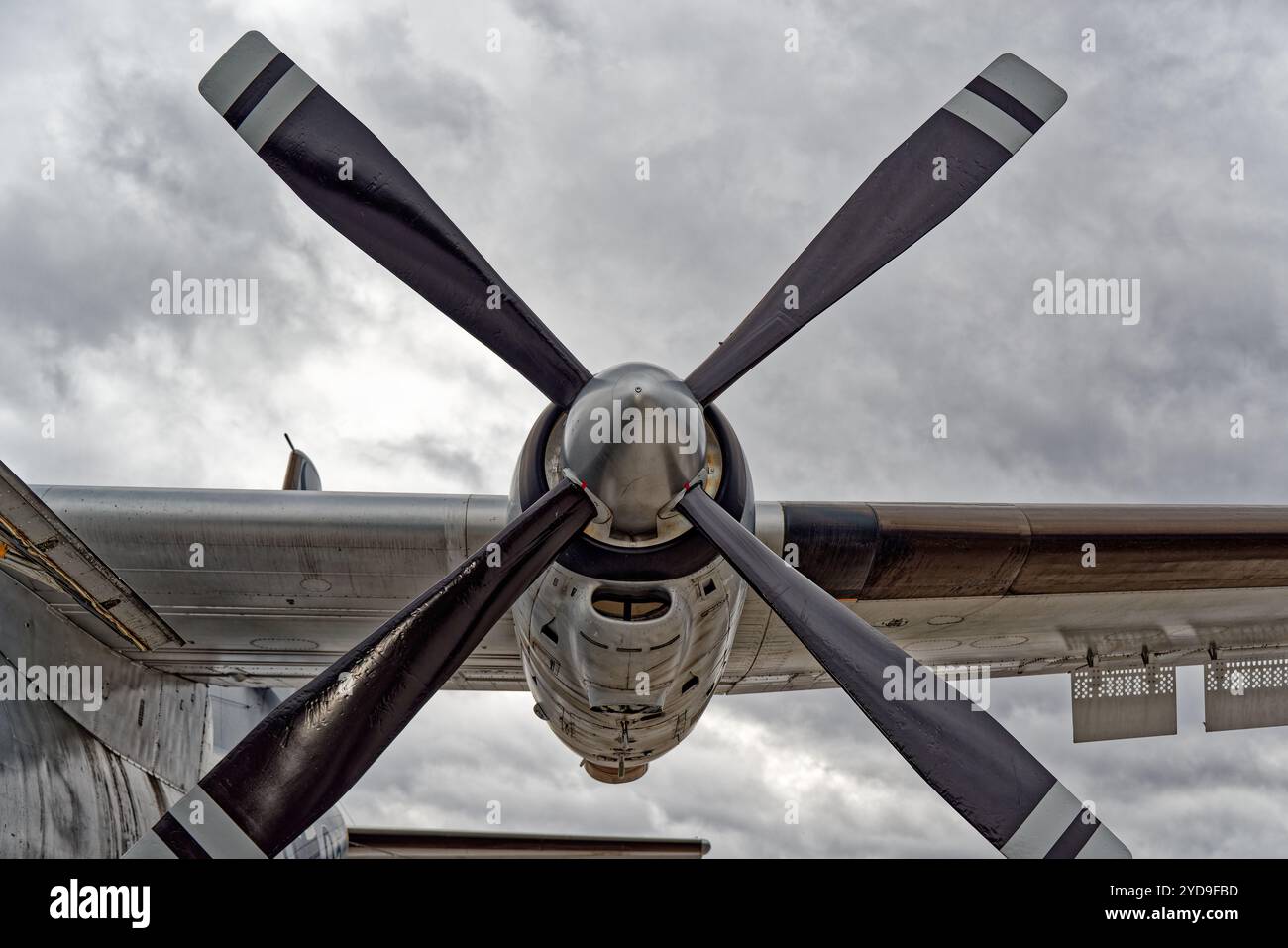 Vue avant détaillée de la pale d'hélice d'avion contre le ciel nuageux spectaculaire, mettant en valeur l'ingénierie aéronautique. Transall C-160 Banque D'Images