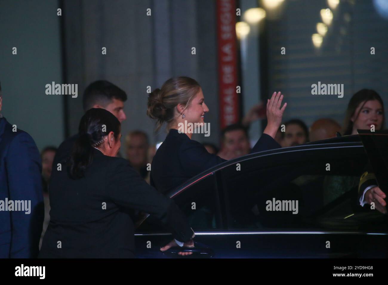 Oviedo, Espagne, 25 octobre 2024 : la Princesse des Asturies, Leonor de Borbón salue le public lors des Prix Princesse des Asturies 2024, le 25 octobre 2024, au Théâtre Campoamor, à Oviedo, Espagne. Crédit : Alberto Brevers / Alamy Live News. Banque D'Images