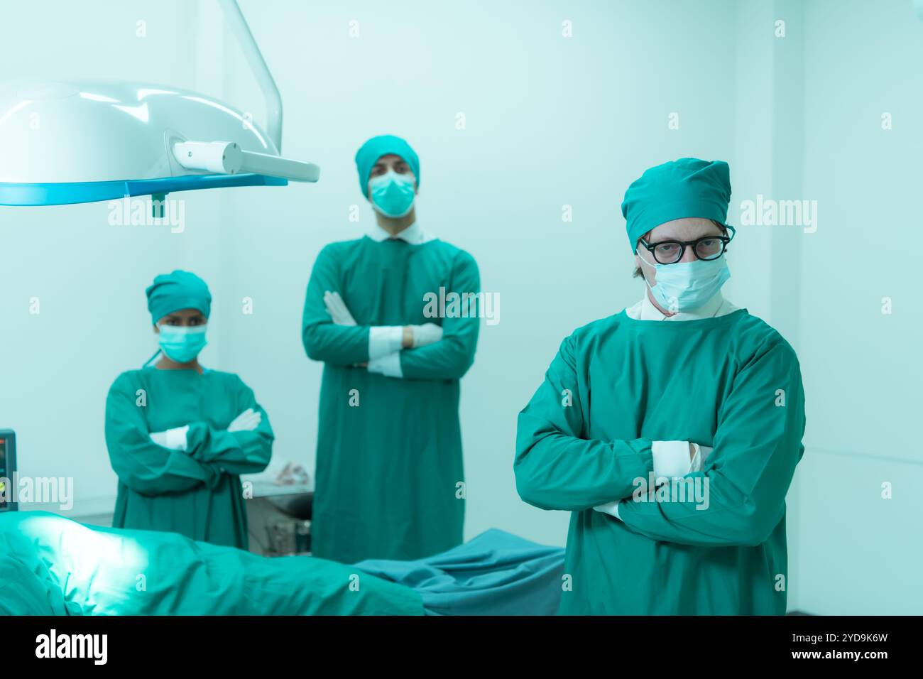 Portrait d'un professeur de médecine en cardiologie et d'une équipe de médecins en salle d'opération en transplantation cardiaque Banque D'Images Portrait d'un professeur de médecine en cardiologie et d'une équipe de médecins en salle d'opération en transplantation cardiaque Banque D'Images