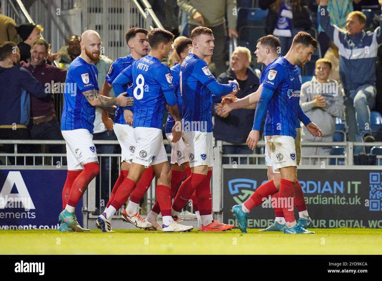 Portsmouth, Royaume-Uni. 25 octobre 2024. Le défenseur de Portsmouth Connor Ogilvie (3) marque un BUT 1-0 et célèbre le match du Portsmouth FC v Sheffield mercredi FC Sky Bet EFL Championship à Fratton Park, Portsmouth, Angleterre, Royaume-Uni le 25 octobre 2024 crédit : Every second Media/Alamy Live News Banque D'Images