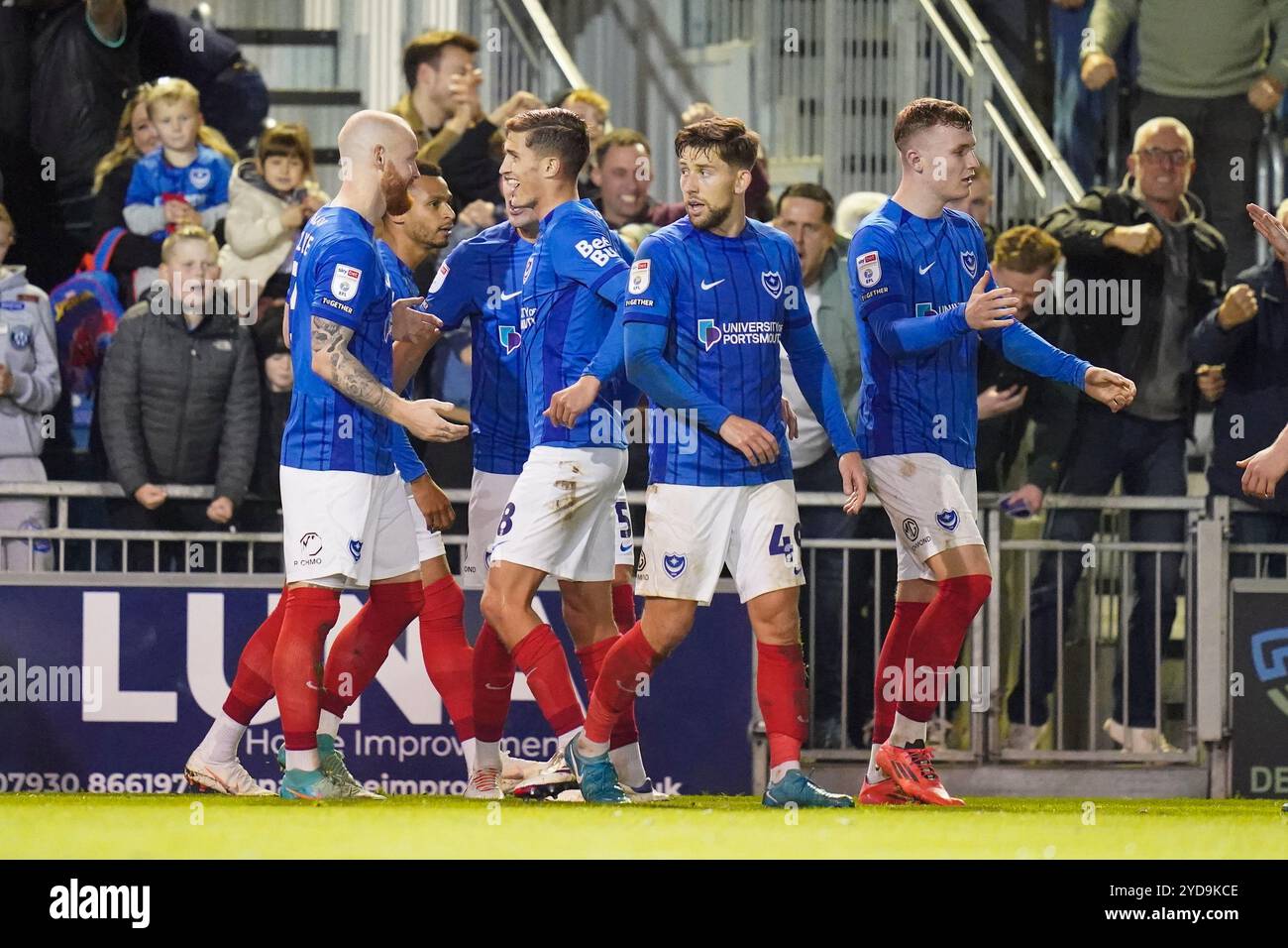 Portsmouth, Royaume-Uni. 25 octobre 2024. Le défenseur de Portsmouth Connor Ogilvie (3) marque un BUT 1-0 et célèbre le match du Portsmouth FC v Sheffield mercredi FC Sky Bet EFL Championship à Fratton Park, Portsmouth, Angleterre, Royaume-Uni le 25 octobre 2024 crédit : Every second Media/Alamy Live News Banque D'Images