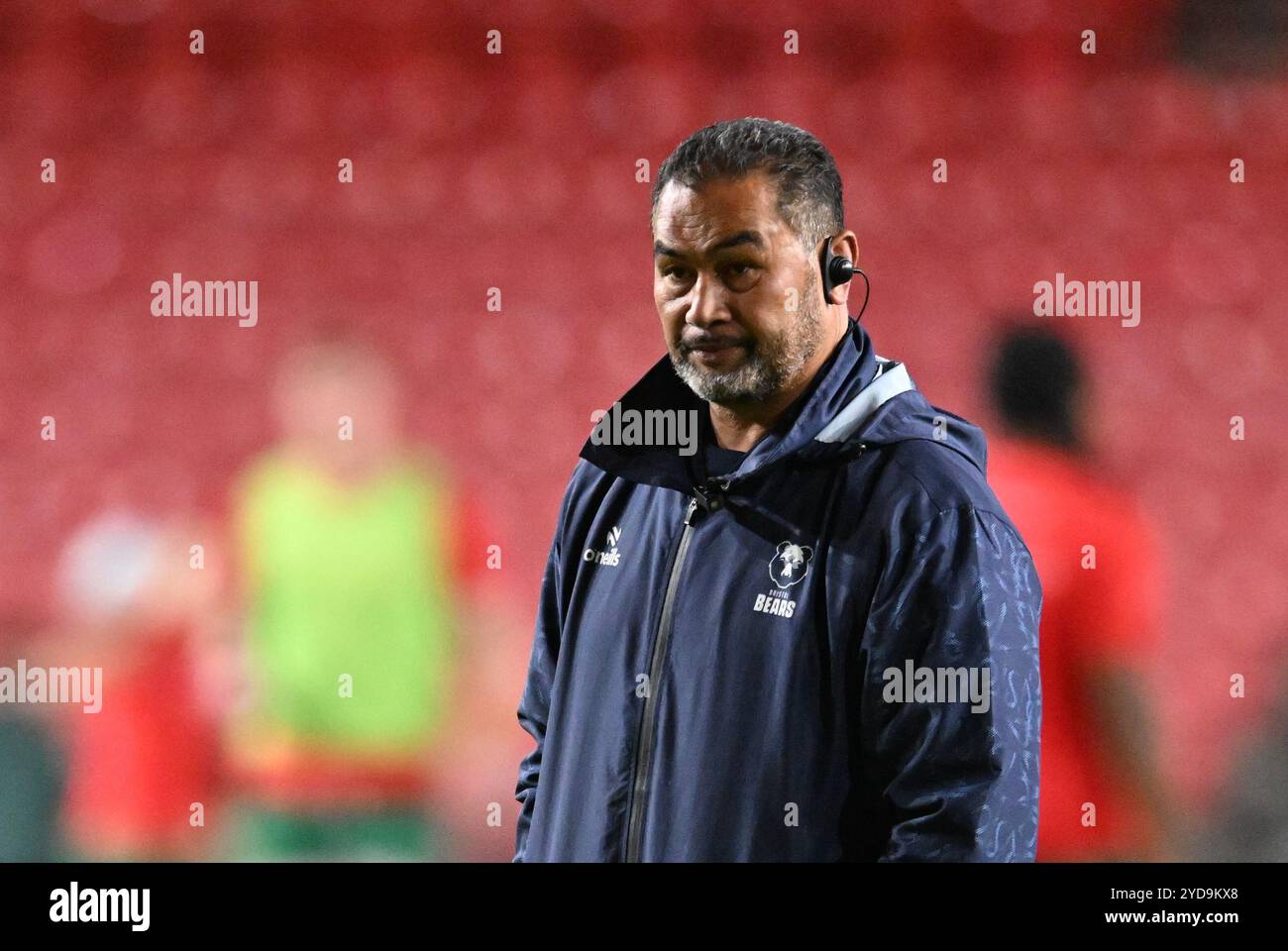 Ashton Gate, Bristol, Royaume-Uni. 25 octobre 2024. Gallagher Premiership Rugby, Bristol Bears contre Northampton Saints ; Pat Lam, responsable du rugby pour Bristol Bears, regarde son équipe s'échauffer crédit : action plus Sports/Alamy Live News Banque D'Images