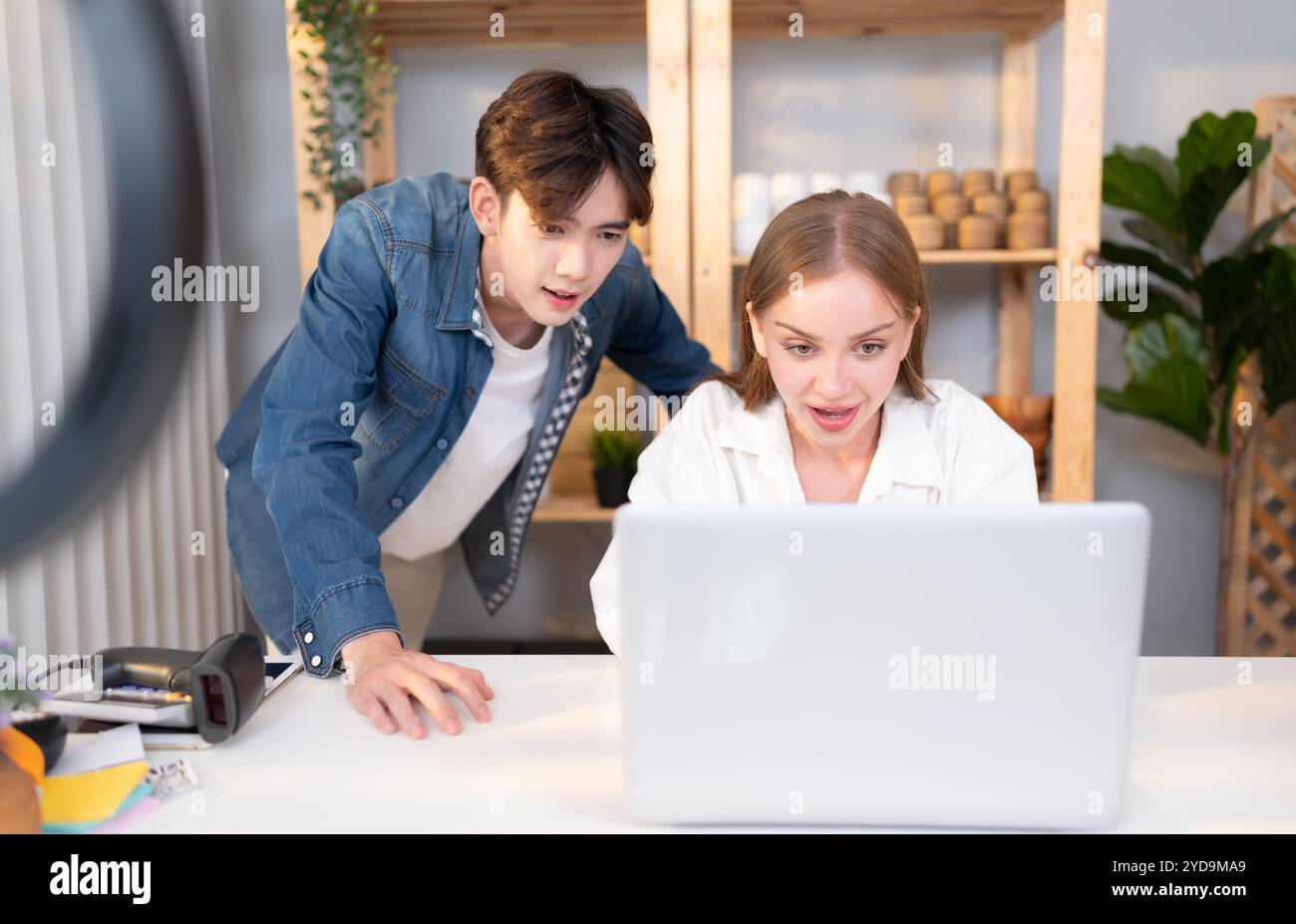 Un jeune couple dirige une petite entreprise. Fabrication d'ornements en argile Gagnez l'approbation du grand projet proposé au client. Banque D'Images